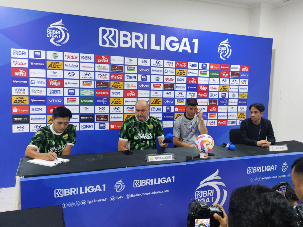 Pelatih Persib, Bojan Hodak memuji Bobotoh yang makin tertib