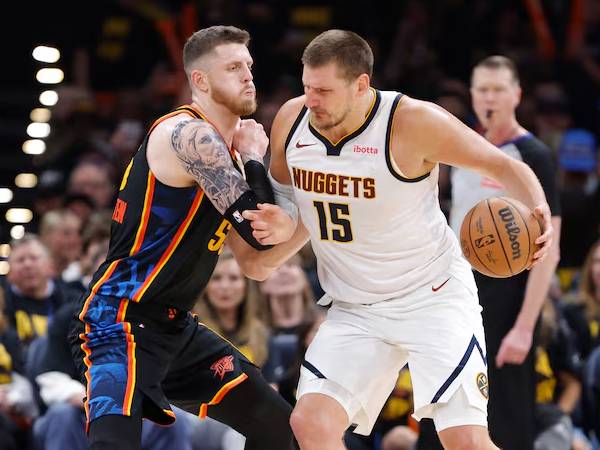 Center superstar Denver Nuggets Nikola Jokic (kanan) memiliki salah satu penampilan playoff terburuknya dalam kariernya. (Foto: AP)