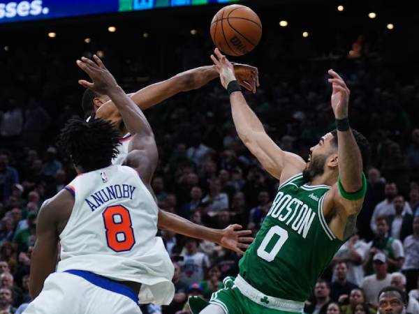 Mikal Bridges merebut bola dari Jayson Tatum di saat-saat terakhir untuk membawa New York Knicks meraih kemenangan 91-90 atas tuan rumah Boston Celtics pada hari Rabu (7/5). (Foto: AP)