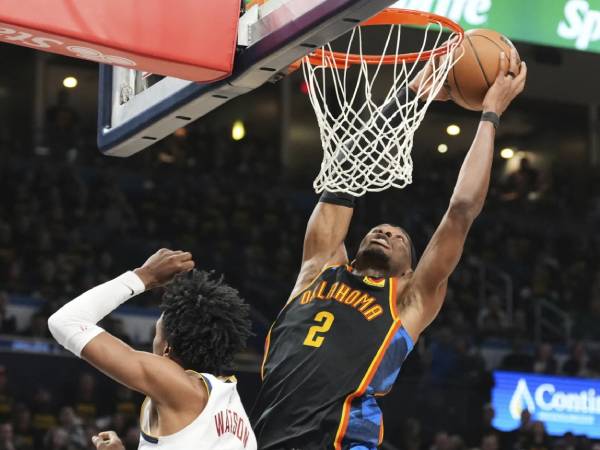 Shai Gilgeous-Alexander (kanan) mencetak 34 poin saat Oklahoma City Thunder meraih kemenangan telak 149-106 di kandang sendiri atas Denver Nuggets pada hari Rabu (7/5). (Foto: AP)