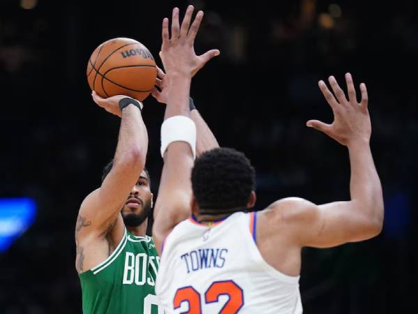 Bintang Boston Celtics Jayson Tatum (kiri) kembali kesulitan, hanya mencetak 13 poin, hasil 5 dari 19 tembakan. (Foto: AP)