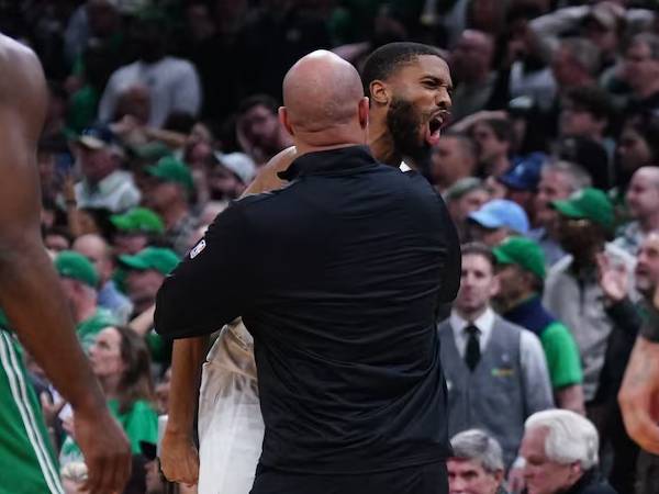 Pemain Knicks Mikal Bridges melakukan selebrasi setelah kembali menentukan kemenangan timnya atas Celtics di Game 2. (Foto: AP)