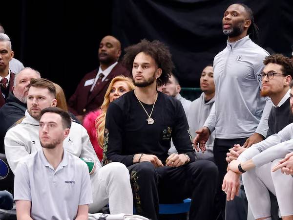 Mantan direktur performa atletik Keith Belton (berdiri paling kanan) terlihat dalam salah satu pertandingan Dallas Mavericks pada Januari lalu. (Foto: AP)