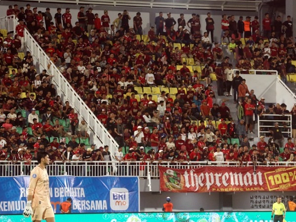 Suporter PSM Makassar mendukung timnya di laga kandang