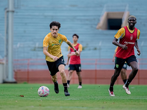 Gelandang Persebaya Surabaya, Francisco Rivera bersiap hadapi Semen Padang FC