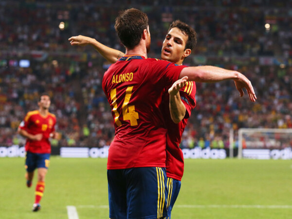 Cesc Fabregas memberi kode akan meninggalkan Como 1907 musim ini, di tengah isu penunjukannya sebagai pelatih anyar Bayer Leverkusen menggantikan Xabi Alonso / via Getty Images