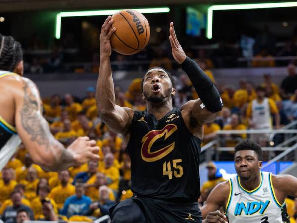 Donovan Mitchell (tengah) mencetak 43 poin untuk membawa Cleveland Cavaliers menang 126-104 atas Indiana Pacers pada Game 3 seri semifinal Wilayah Timur pada hari Jumat (9/5) di Indianapolis. (Foto: AP)
