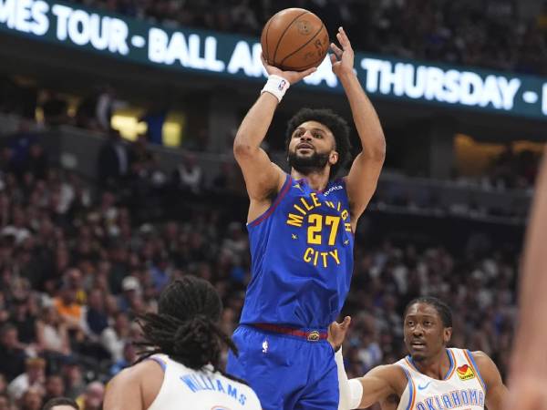 Jamal Murray (tengah) mencetak 27 poin saat tuan rumah Denver Nuggets mengalahkan Oklahoma City Thunder 113-104 via OT pada Game 3 semifinal playoff Wilayah Barat pada Jumat (9/5) malam. (Foto: AP)