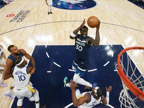 Julius Randle (kanan) mencetak 24 poin saat Minnesota Timberwolves meraih kemenangan 117-93 atas Golden State Warriors pada Game 2 seri semifinal playoff Wilayah Barat pada Kamis (8/5) malam. (Foto: AP)