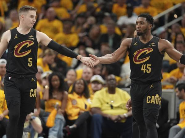 Bintang Cavaliers, Donovan Mitchell (kanan) tampil “egois” demi menyelamatkan timnya dari bencana ketertinggalan 0-3. (Foto: AP)
