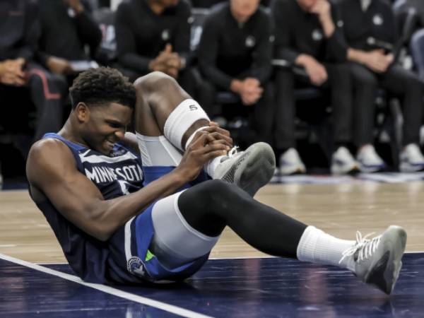 Bintang Minnesota Timberwolves Anthony Edwards sempat mengalami cedera engkel di awal pertandingan Game 2. (Foto: AP)