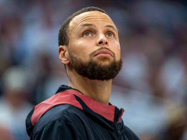 Stephen Curry menonton di bangku cadangan Warriors di Game 2 versus Timberwolves. (Foto: AP)