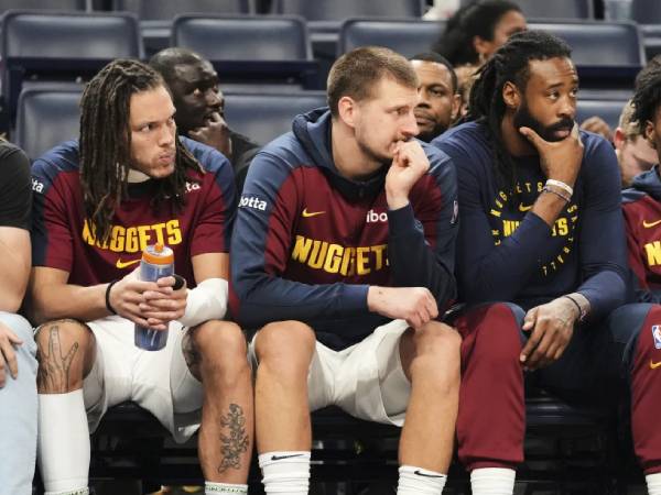 Bintang Denver Nuggets Aaron Gordon dan Nikola Jokic duduk di bangku cadangan menjelang akhir Game 2 versus OKC Thunder. (Foto: AP)