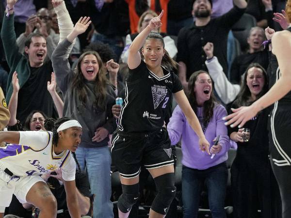 Rookie Golden State Valkyrie Kaitlyn Chen (tengah) tampil memukau dalam debut pramusimnya. (Foto: AP)