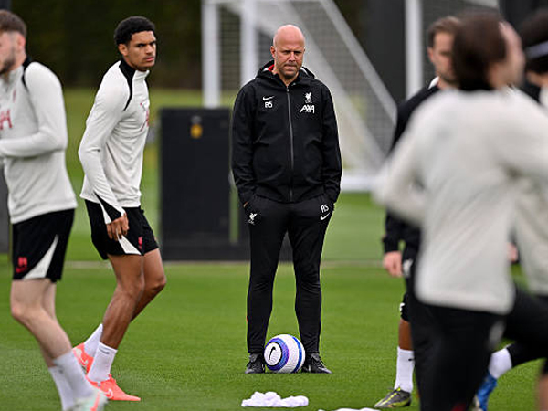 Arne Slot Tak Mau Buka Kartu Soal Bek Kanan Baru Liverpool
