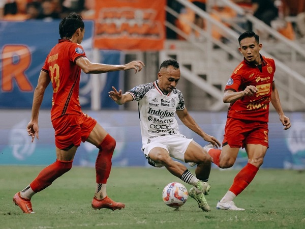 Winger Bali United, Irfan Jaya diapit dua pemain Persija Jakarta