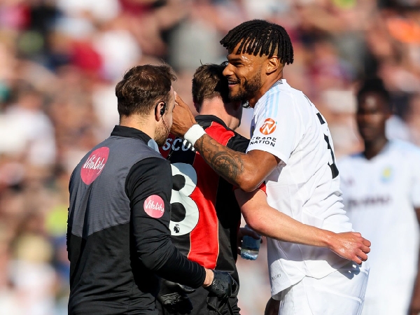 Gelandang Bournemouth, Alex Scott, terlibat insiden dengan bek Aston Villa Tyrone Mings