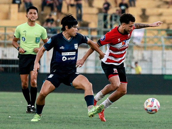 Gelandang Madura United, Iran Junior di laga kontra Borneo FC