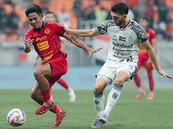Pemain bertahan Persija Jakarta, Firza Andika di laga kontra Bali United