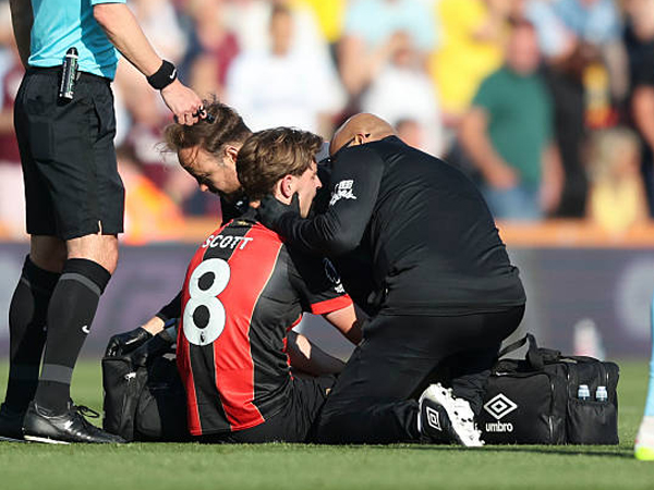 Sikutan Keras Tyrone Mings Buat Alex Scott Derita Patah Rahang