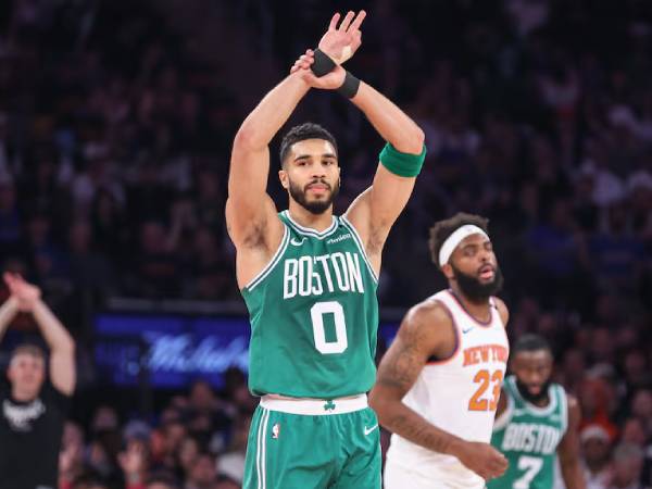Bintang Boston Celtics Jayson Tatum melakukan selebrasi setelah mencetak tembakan tiga angka di Game 3 versus Knicks. (Foto: AP)