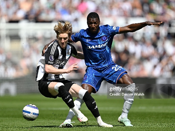 Moises Caicedo kesulitan dalam mengawal Anthony Gordon