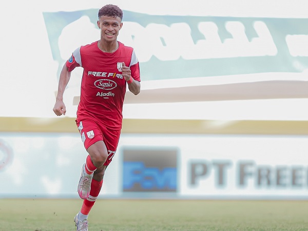Pemain Persis Solo, Fransiskus Alesandro mencetak gol ke gawang PSBS Biak