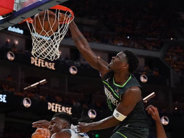 Anthony Edwards mencetak 36 poin saat Minnesota Timberwolves mengalahkan Golden State Warriors 102-97 di Game 3 pada Sabtu (10/5) malam di San Francisco. (Foto: AP)