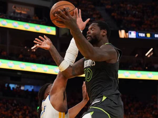 Julius Randle menjadi pemain Timberwolf kedua yang mencatatkan triple-double di playoff, bergabung dengan Kevin Garnett. (Foto: AP)