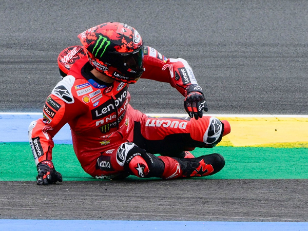 Francesco Bagnaia kecewa berat alami crash di Le Mans.