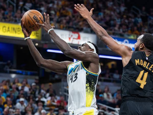 Pascal Siakam (kiri) mencetak 21 poin saat Indiana Pacers meraih kemenangan 129-109 atas Cleveland Cavaliers pada Game 4 semifinal Wilayah Timur pada hari Minggu (11/5). (Foto: AP)
