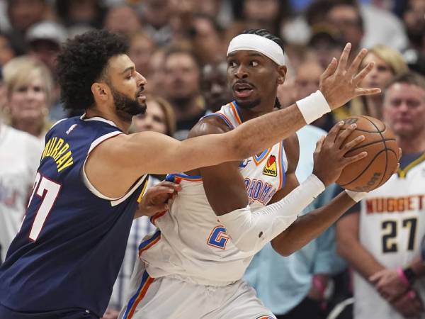 Shai Gilgeous-Alexander (kanan) mencetak 25 poin saat tim tamu Oklahoma City Thunder mengalahkan Denver Nuggets 92-87 pada Game 4 pada hari Minggu (11/5). (Foto: AP)
