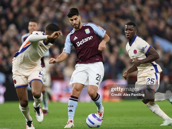 Jamie Carragher memberikan prediksi soal persaingan Chelsea dan Aston Villa