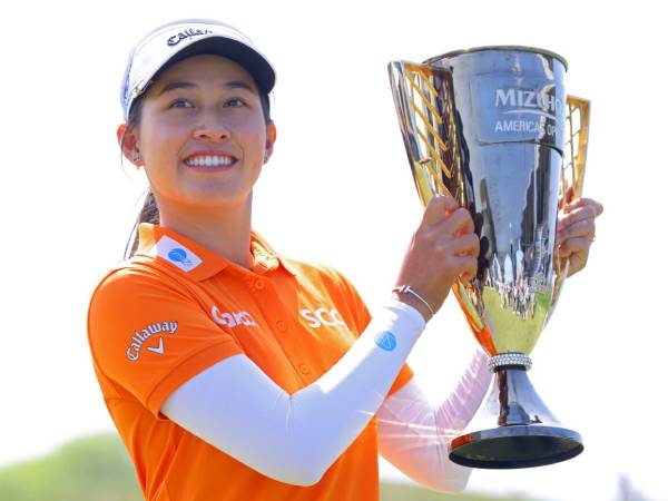 Jeeno Thitikul berpose dengan trofi Mizuho Americas Open. (Foto: Golf Digest)