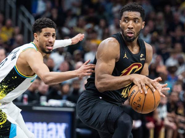 Donovan Mitchell (kanan) hanya menyumbang 12 poin di Game 4 sebelum ditarik karena cedera sebelum paruh kedua. (Foto: AP)
