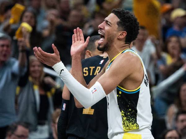 Bintang Indiana Pacers Tyrese Haliburton melakukan selebrasi setelah memenangkan Game 4 versus unggulan teratas Cleveland Cavaliers. (Foto: AP)
