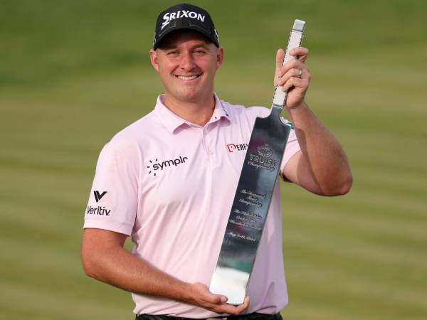 Sepp Straka berpose dengan trofi ist Championship. (Foto: Golf Digest)