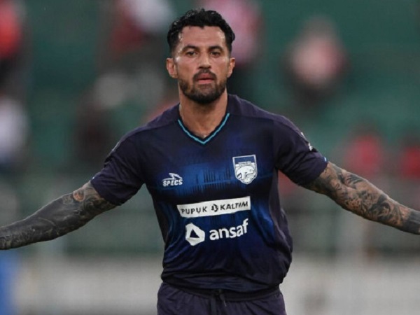 Stefano Lilipaly merayakan gol ke gawang Madura United