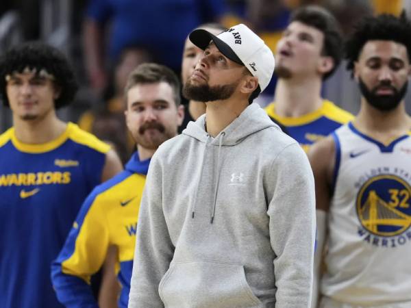 Bintang Warriors Stephen Curry menyaksikan penampilan timnya di Game 2 seri playoff melawan Wolves. (Foto: AP)
