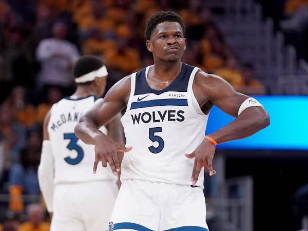 Anthony Edwards melakukan selebrasi setelah melesakkan salah satu tembakan tiga angkanya di Game 4. (Foto: AP)