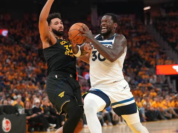 Julius Randle (kanan) berulang kali melewati pertahanan Golden State Warriors dengan mudah, terutama di paruh pertama. (Foto: AP)