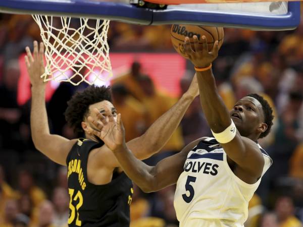 Anthony Edwards (kanan) mencetak 30 poin saat Minnesota Timberwolves menang 117-110 atas tuan rumah Golden State Warriors di Game 4 pada Senin (12/5). (Foto: AP)