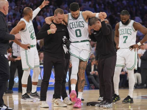 Bintang Celtics Jayson Tatum dipapah keluar lapangan di penghujung Game 4 versus Knicks. (Foto: AP)