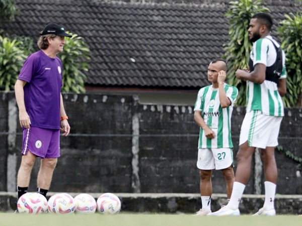 Pelatih PSS Sleman, Pieter Huistra saat memimpin latihan timnya