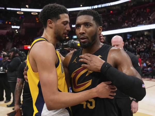 Bintang Cavs Donovan Mitchell (kanan) berpelukan dengan Tyrese Haliburton dari Pacers di akhir Game 5. (Foto: AP)