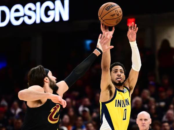 Tyrese Haliburton (kanan) mencetak 31 poin saat Indiana Pacers menyingkirkan tuan rumah Cleveland Cavaliers 114-105 pada Game 5 babak semifinal playoff Wilayah Timur pada hari Selasa (13/5). (Foto: AP)
