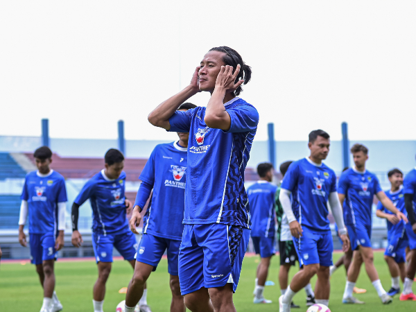 Bek kanan Persib, Henhen Herdiana