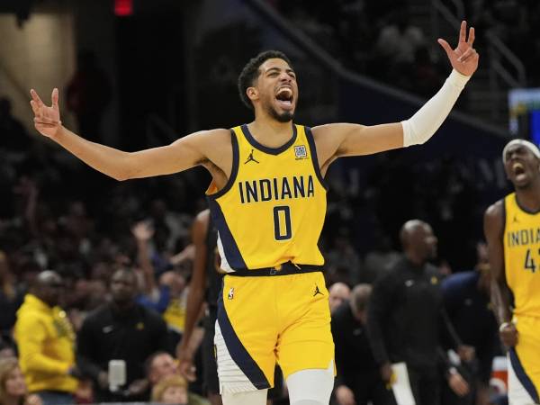 Bintang Indiana Pacers Tyrese Haliburton tampil sensasional, mencetak 31 poin dan melesakkan enam lemparan 3 poin di Game 5. (Foto: AP)