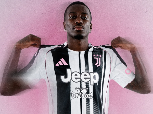 Jersey home Juventus musim 2024/25.