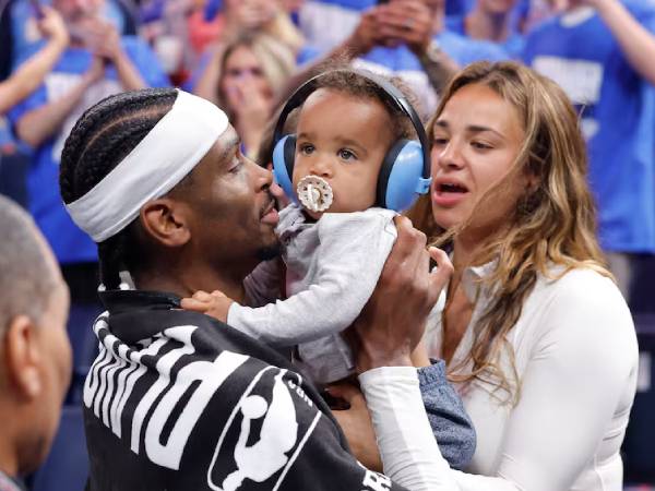 Shai Gilgeous-Alexander merayakan kemenangan di Game 5 atas Nuggets dengan anak dan istrinya. (Foto: AP)